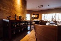 Hotel Tower Inn & Suites - bar