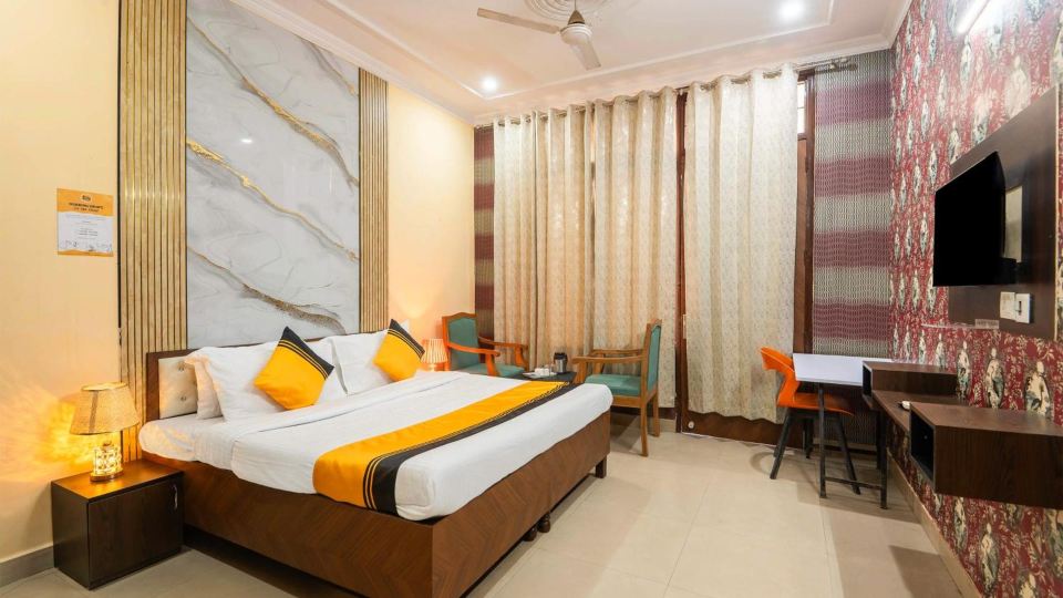 Itsy Hotels Saina Stay Near 32 Milestone