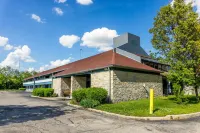 Super 8 by Wyndham Cincinnati/Springdale Oh Hotels near Morris Outlet