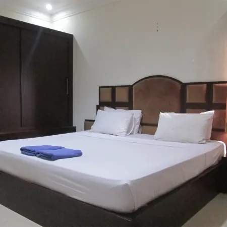 Hotel Denpasar Makassar Отели рядом с достопримечательностью «Harian Kompas»