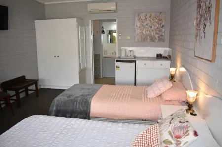 Peterborough Motel Отели в г. Оррору