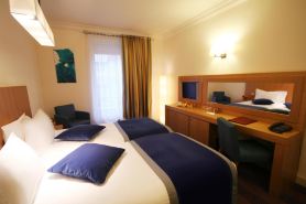 Westside Arc de Triomphe Hotel