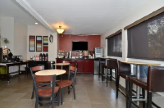 Clackamas Inn and Suites