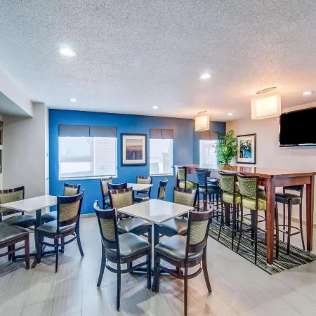 Clarion Pointe Staunton East