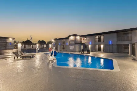 GuestHouse Extended Stay Laredo Отели рядом с достопримечательностью «Десайдрио Бизнес»