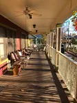 All Seasons Inn - parking