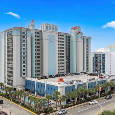 Compass Cove Hotels near Warbird Park