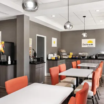 Days Inn & Suites by Wyndham Murfreesboro