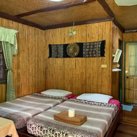 Sam's House Kanchanaburi Отели рядом с достопримечательностью «Ресторан Keeree Tara»