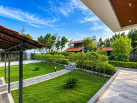 Dusk and Dawn Beach Resort - parking