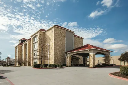La Quinta Inn & Suites by Wyndham Mansfield TX Отели рядом с достопримечательностью «Харди Альмон Соссер Комплекс»