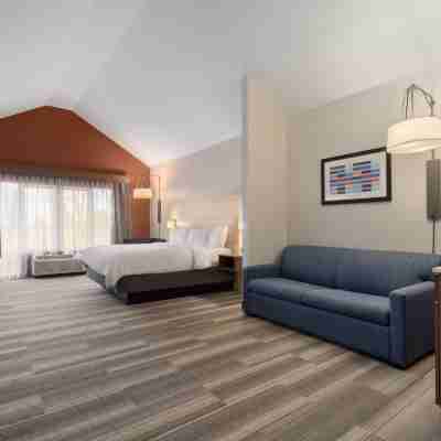 Holiday Inn Express & Suites SAGINAW by IHG Rooms