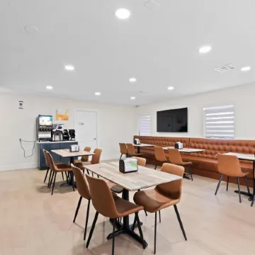 Baymont by Wyndham Orlando Downtown Отели рядом с достопримечательностью «Озеро Эола Парк»