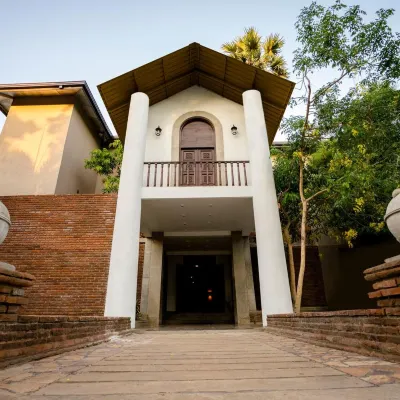 Hotel Alakamanda Hotels near Gnana Maniyo Temple