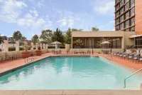 University Plaza Hotel - piscina