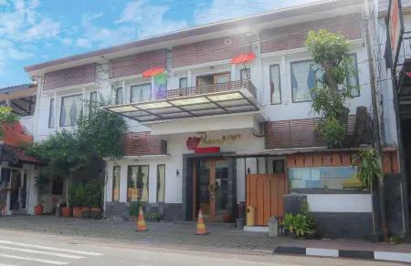 Mawar Asri Hotel Отели в г. Ngampilan