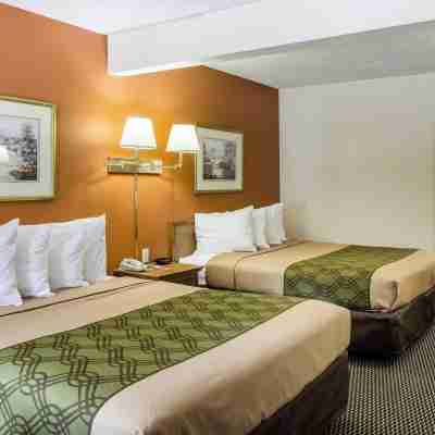 Econo Lodge University Rooms