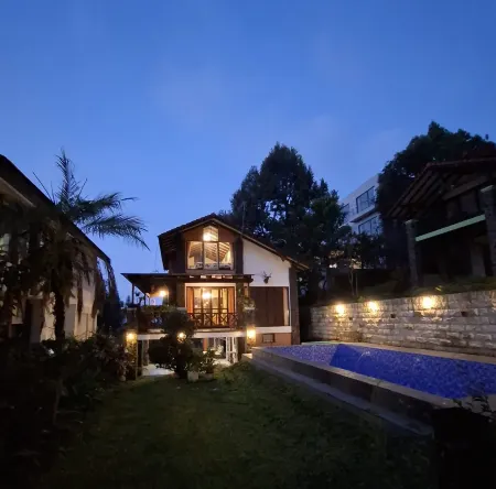 Villa Elisabeth at Villa Istana Bunga Lembang Отели рядом с достопримечательностью «Taman Kupu-Kupu Cihanjuang»