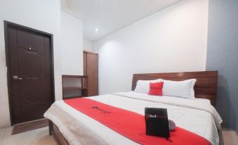 RedDoorz Plus Near Green Pramuka Square Mall