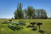Travelodge by Wyndham Lemoore Near Naval Air Station - Parking