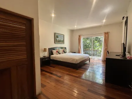 Tree House Hotel Отели рядом с достопримечательностью «Wat Chiang Ei Si Mongkol Wararam»