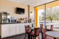 Econo Lodge - breakfast