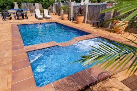 Leichhardt Motor Inn Отели рядом с достопримечательностью «St Luke's Anglican Church»