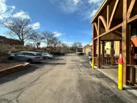 Rodeway Inn & Suites Madison East - parkir
