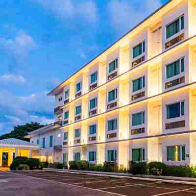 Microtel by Wyndham South Forbes Near Nuvali Hotel Exterior