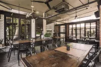The Flying Fish Hostel - Hostels