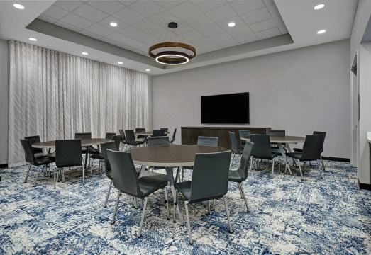 3. 홀리데이 인 익..