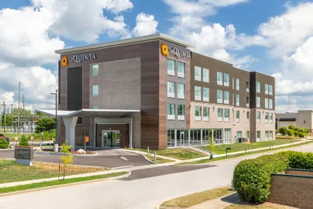La Quinta Inn & Suites by Wyndham Bloomington
