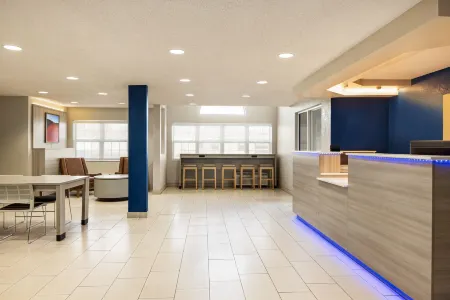 Microtel Inn & Suites by Wyndham New Ulm Отели в г. Нью-Алм