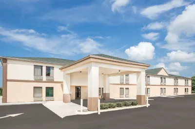 Super 8 by Wyndham Galesburg Hotels near Knox College