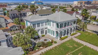 The George Manor Hotels near Port of Galveston Cruise Terminal 25