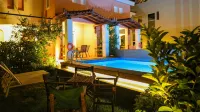 Corinthian Village - Uima-altaat