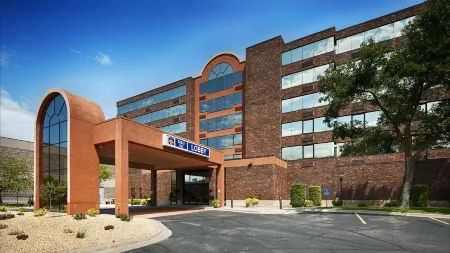 Best Western Plus Kelly Inn Отели рядом с достопримечательностью «Государственный университет Сент-Клауд»