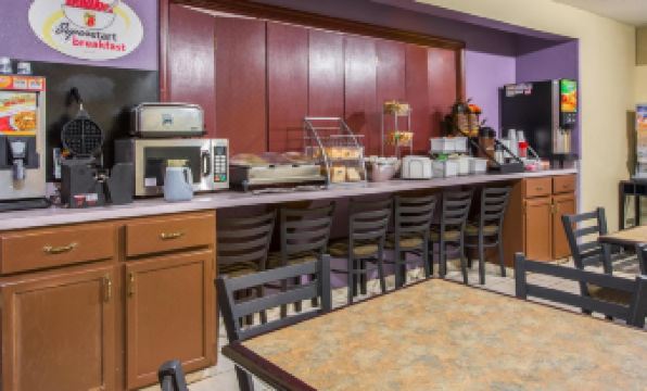Super 8 by Wyndham Lake Charles/Sulphur