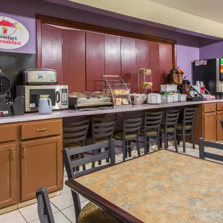 Super 8 by Wyndham Lake Charles/Sulphur Отели рядом с достопримечательностью «Север Бич»