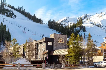 Red Wolf Lodge at Olympic Valley Отели рядом с достопримечательностью «Squaw Valley Ski Area»