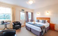 The Grand Hotel & Bar - Akaroa - parking