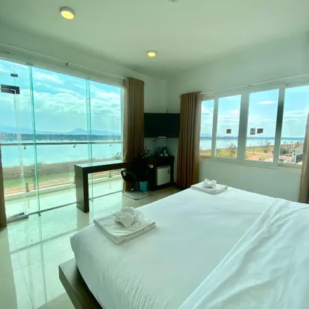 Intouch Riverside Hotel
