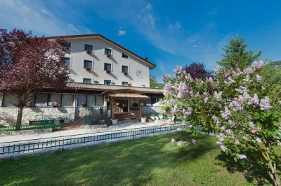 Hotel Iris Hotels near Castel Mancino