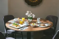 벤티우노 엠블레마틱 호텔 바이 에어네스트 - 조식 운영