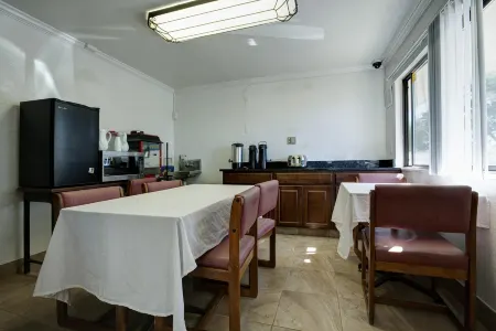 Travelodge by Wyndham Grand Rapids North Отели в г. Уолкер