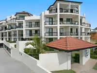 Windsurfer Resort Hotels in Biggera Waters