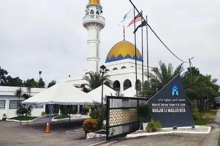 GLOW HOTEL Отели рядом с достопримечательностью «Таман Рекриси Тасайк Чатин Ментакаб»