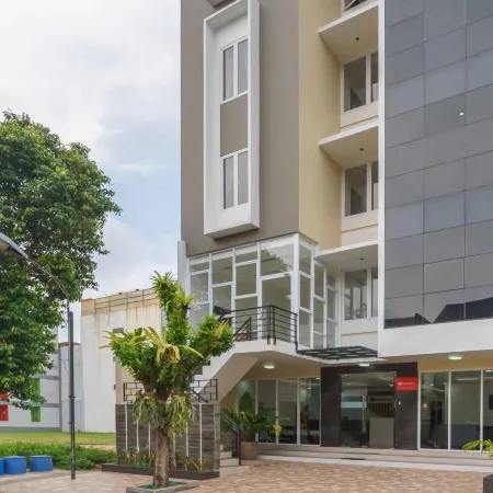 RedDoorz Plus Near Eka Hospital BSD 5 Отели рядом с достопримечательностью «Торговый центр Teraskota BSD»
