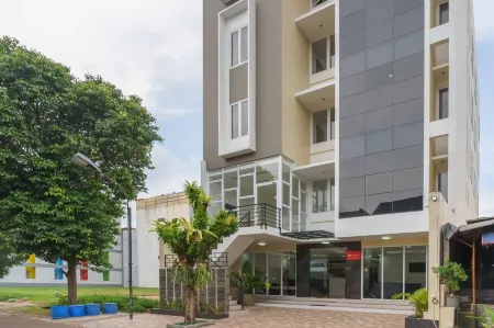 RedDoorz Plus Near Eka Hospital BSD 5 Отели рядом с достопримечательностью «Pasar Modern BSD City»
