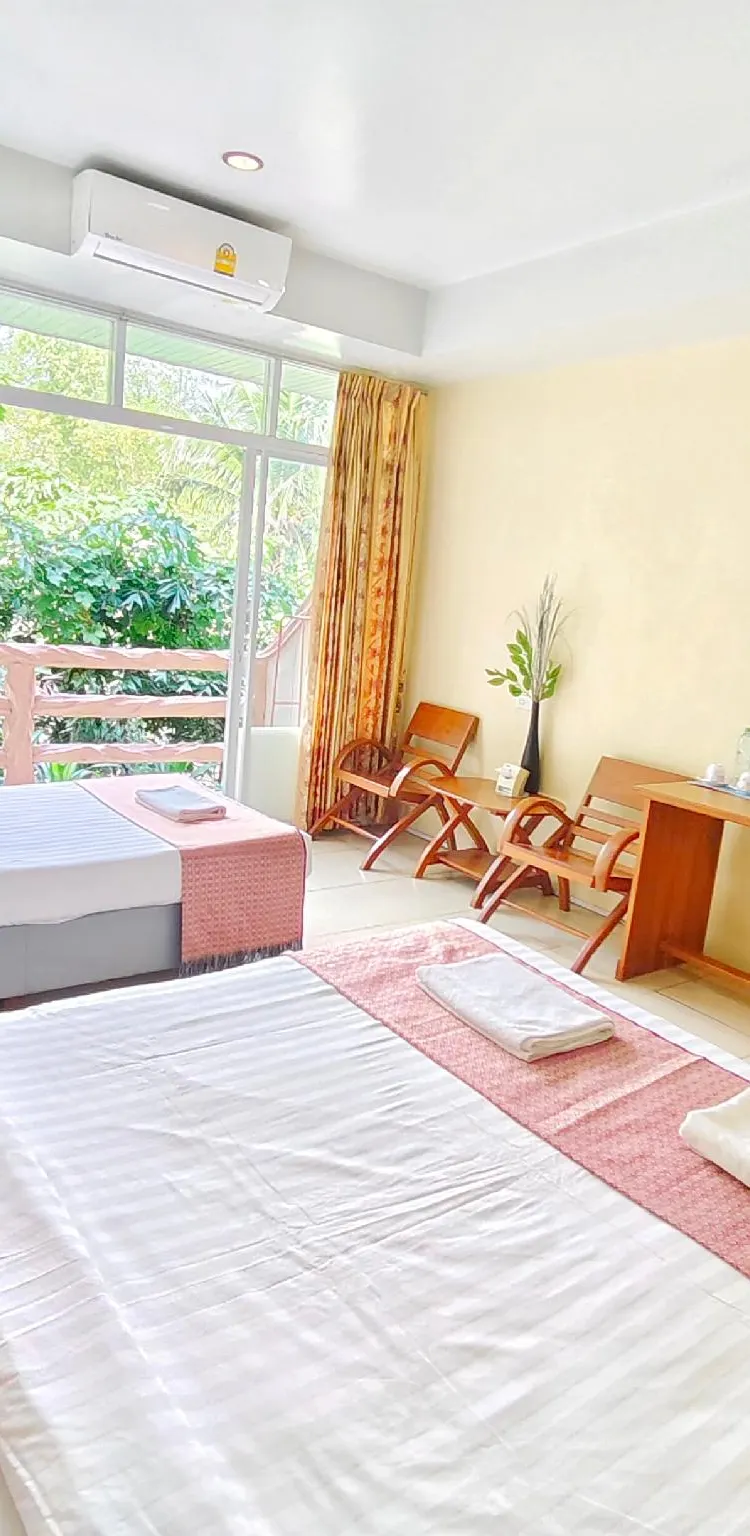 ห้องนอนพักได้ 3 คน พร้อมเครื่องปรับอากาศ - อาคาร A